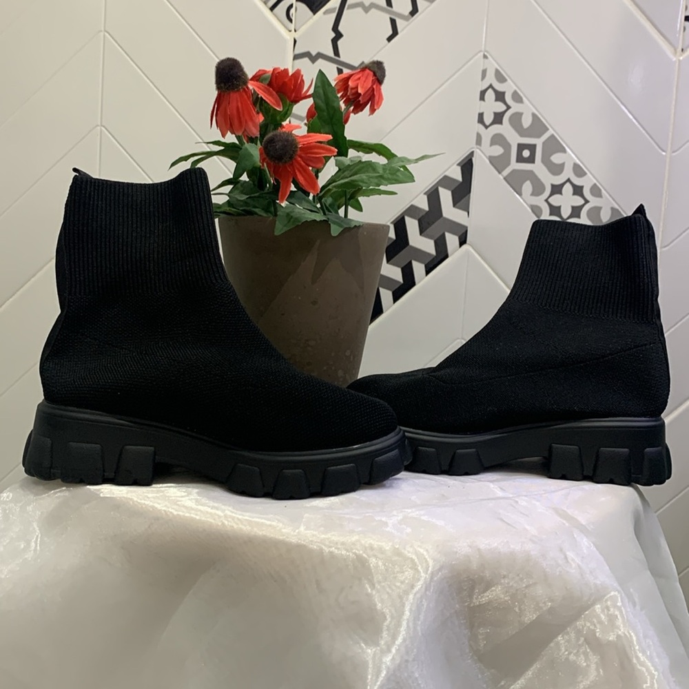 BNWT Fashionable Comfort Fall Black Pull on Booties
